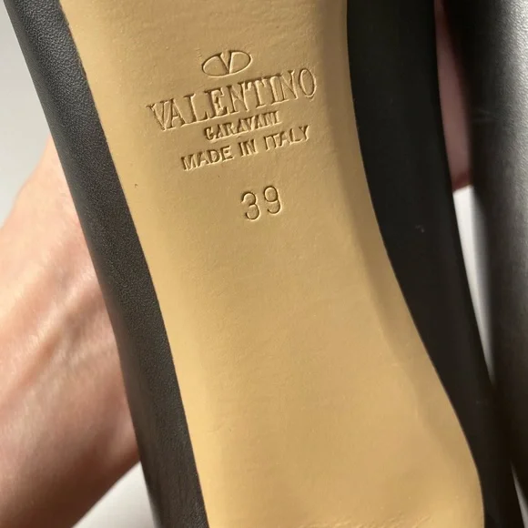Valentino Garavani pumps heels leather black gold rockstud 39